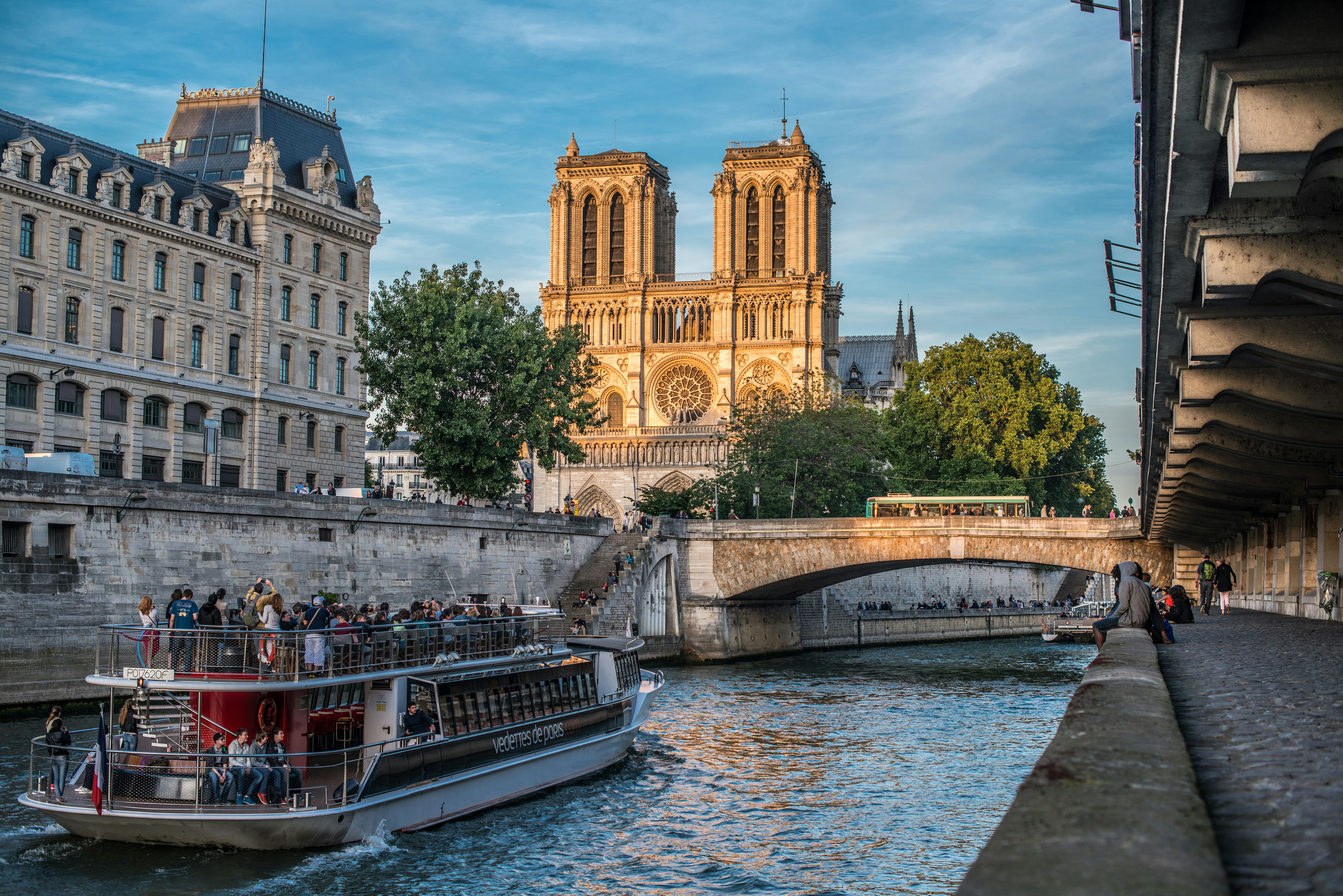Notre-Dame de Paris et les Vedettes sur la Seine